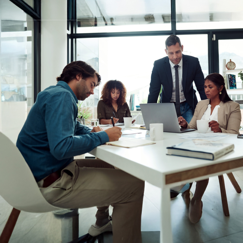 Vier Personen am Arbeitsplatz