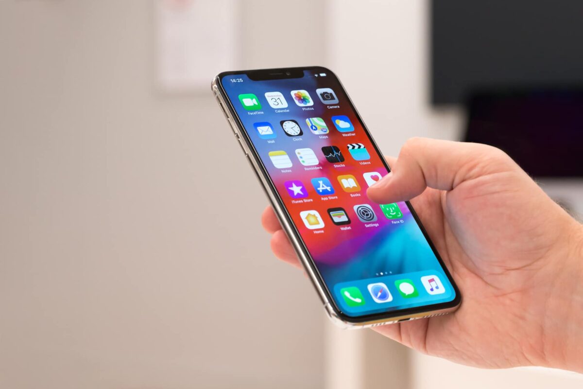 Eingeschaltetes iPhone XS in der Hand