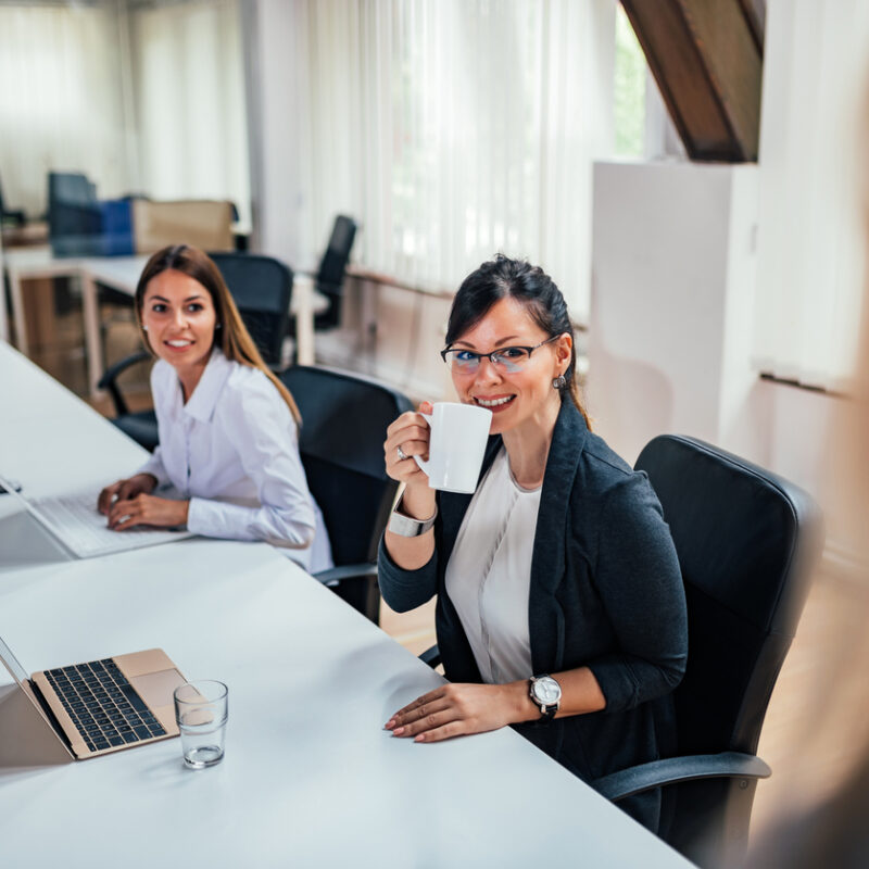 Zwei Mitarbeiter:innen am Arbeitsplatz