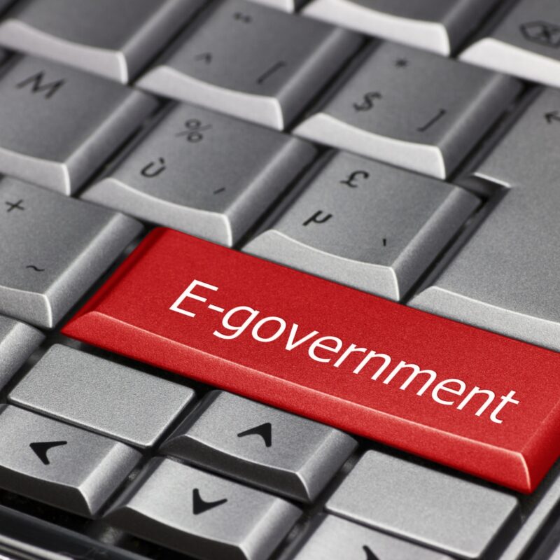 Computertastatur mit einer roten Tastatur namens E-government