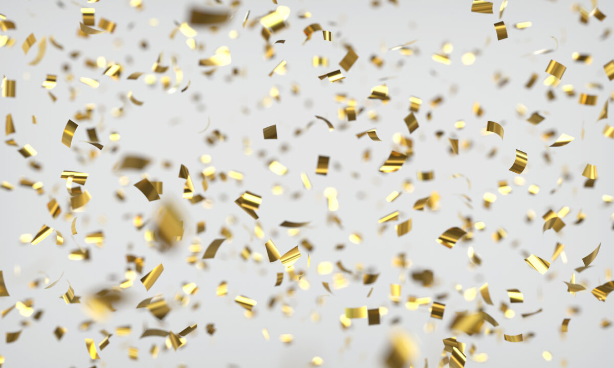 Goldenes Lametta fliegt durch die Gegend