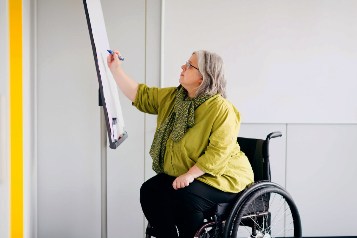 Frau im Rollstuhl schreibt auf Flipboard