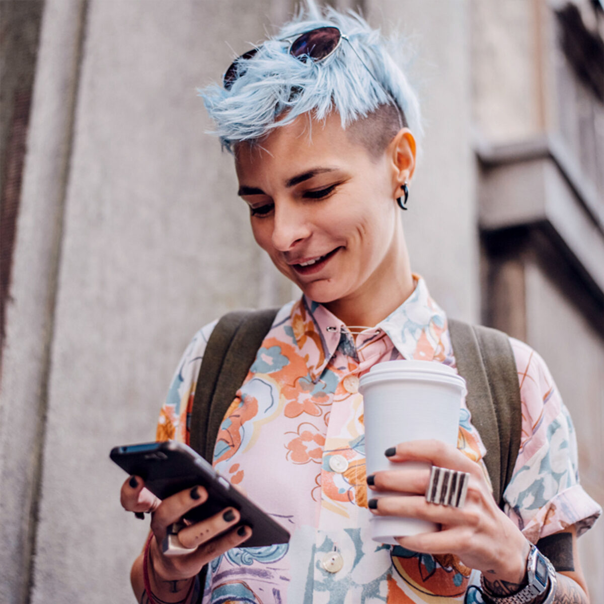 Frau mit blauen Haaren und Handy