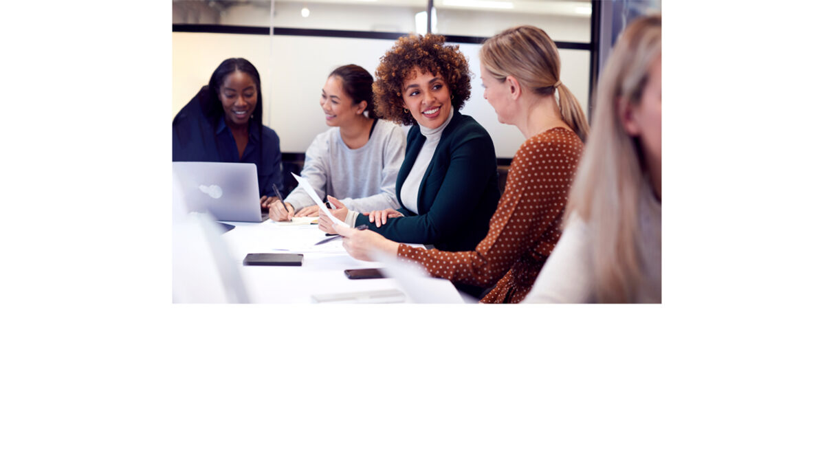 Frauen im Gespräch am Schreibtisch
