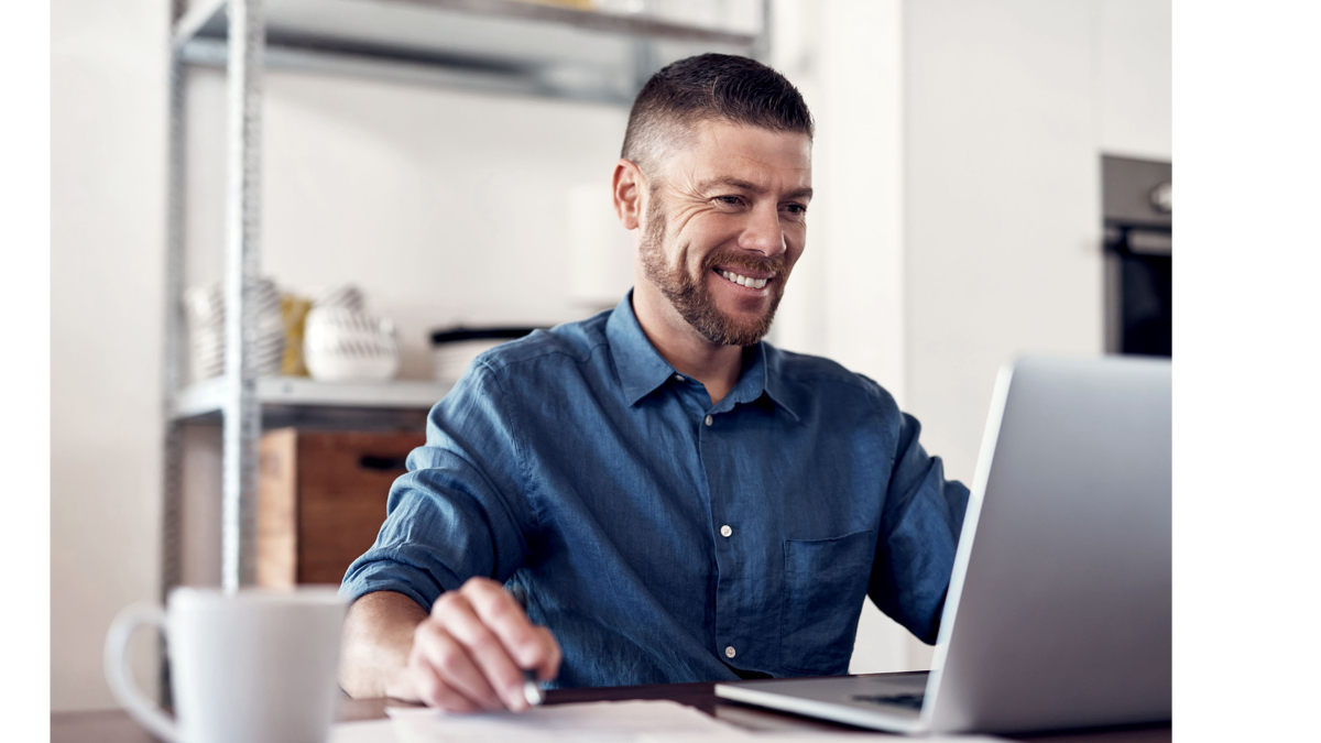 Mann mit Laptop