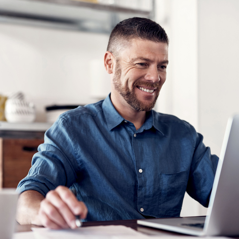 Mann mit Laptop