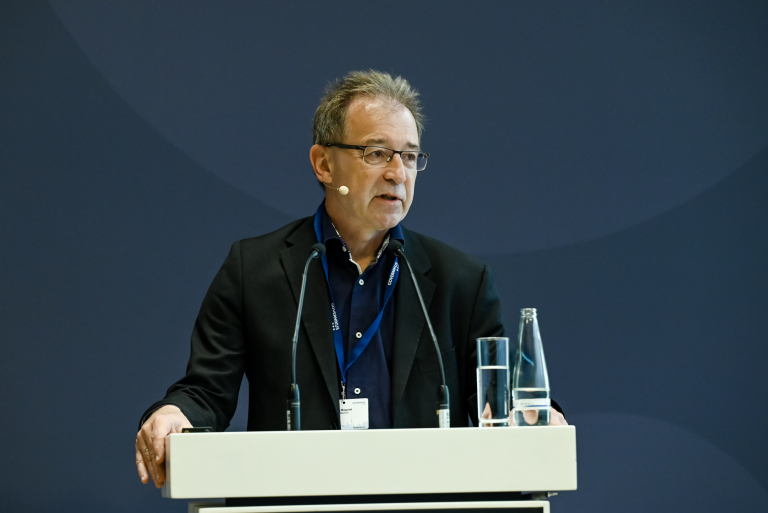 Jörg Bogumil hält einen Vortrag auf der Jahrestagung