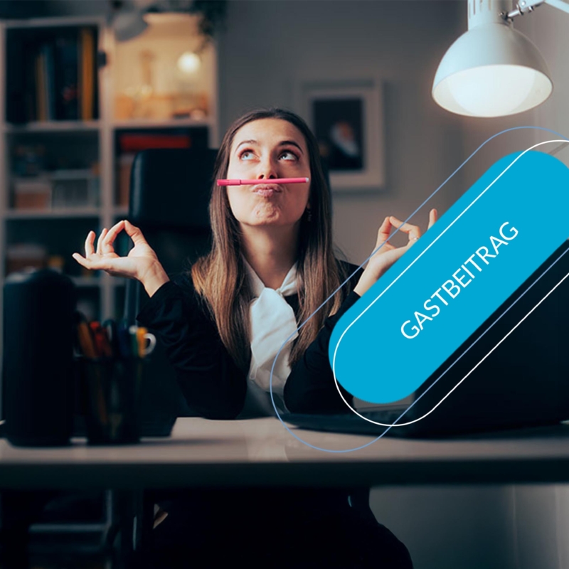 Frau balanciert Stift über Lippe