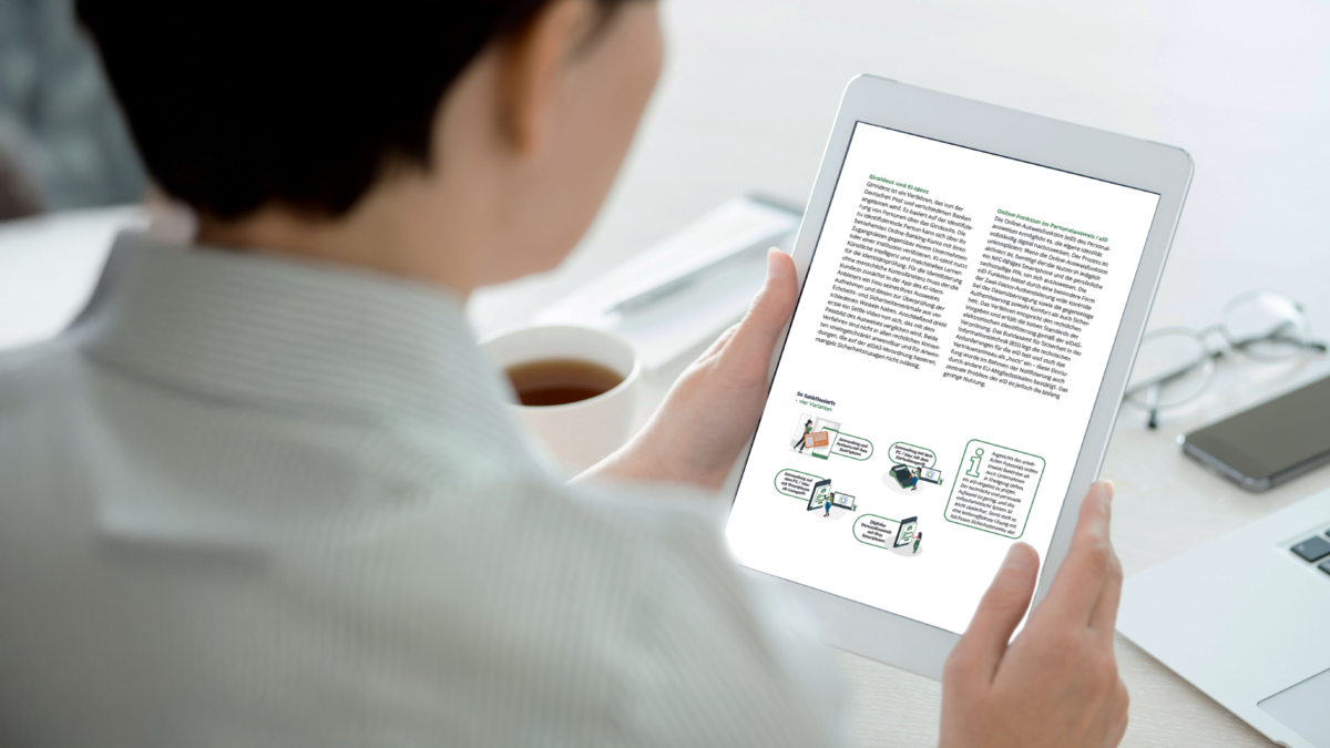 Frau hält Tablet in den Händen und liest Whitepaper