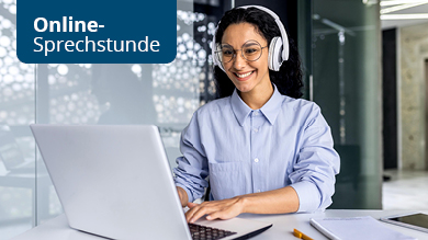 Junge Frau nimmt per Video an Online-Sprechstunde teil