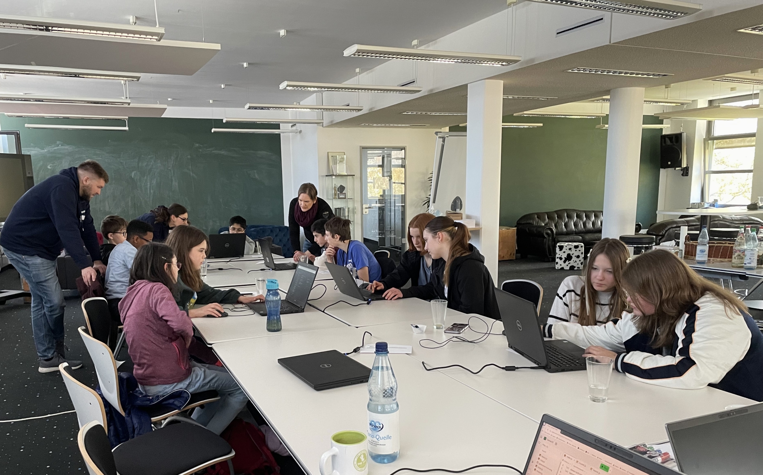 Kindergruppe arbeitet zusammen an Programmiercodes