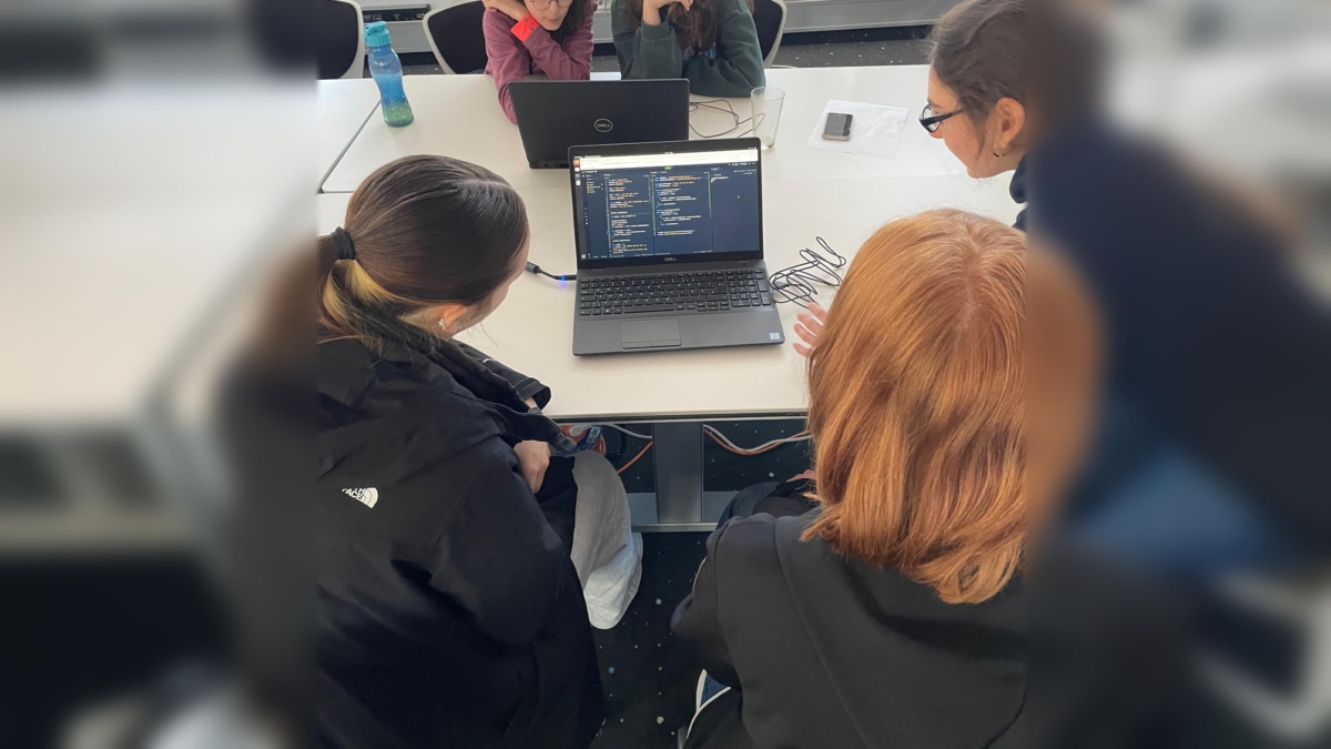 Mädchen und Jungen arbeiten gemeinsam an IT-Projekten