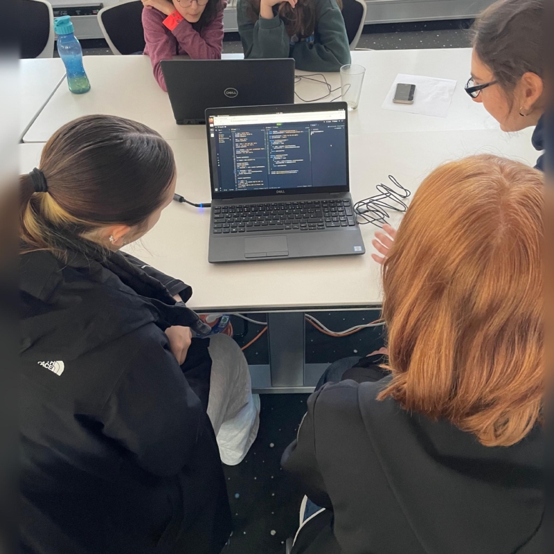Mädchen und Jungen arbeiten gemeinsam an IT-Projekten