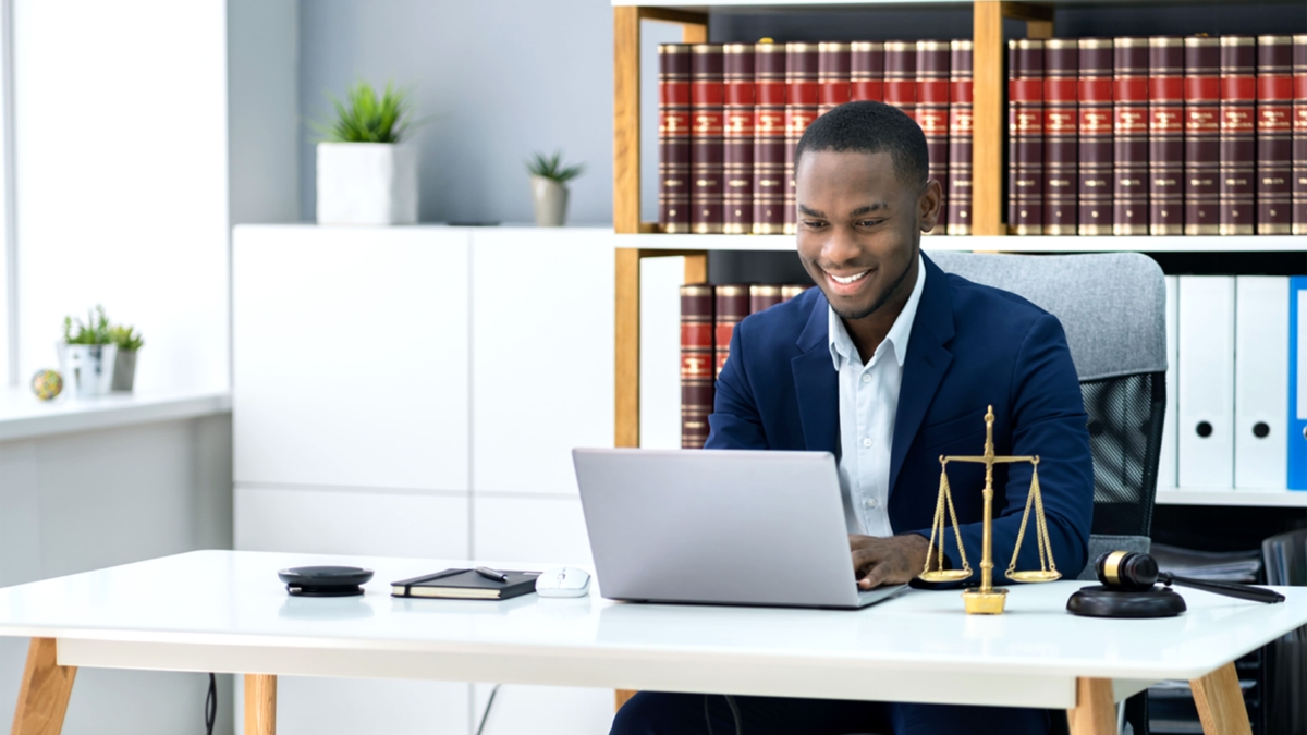 Afroamerikanischer Anwalt im Büro