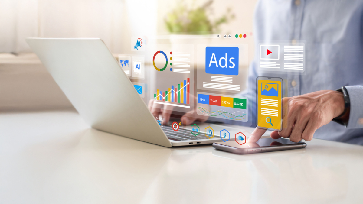 Geschäftsmann mit Laptop mit Ads-Dashboard