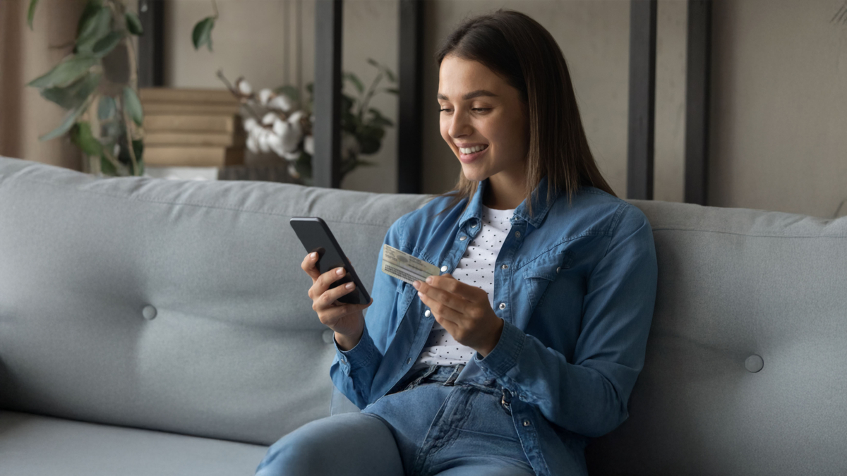 Frau hält Personalausweis in der Hand