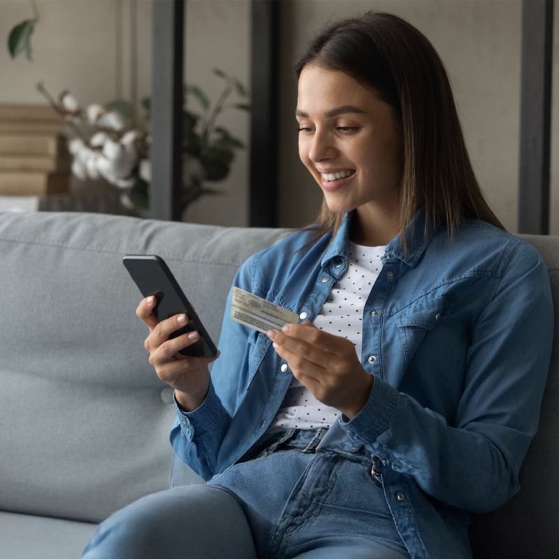 Frau hält Personalausweis in der Hand